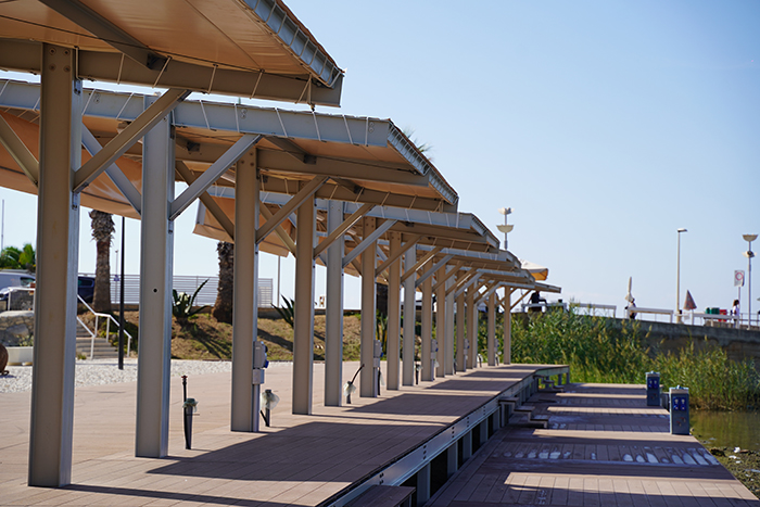 Waterfront sul porto di Scoglitti (RG) ad installazione ultimata, con intelaiatura e pensiline in profili pultrusi in G.F.R.P.